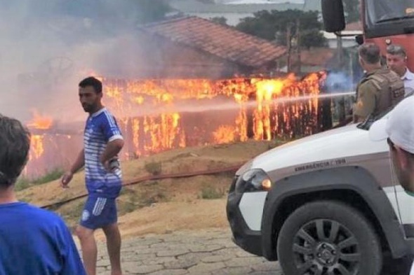 Incêndio destrói casas de madeira em Braço do Norte
