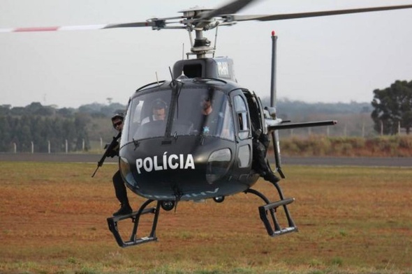 Assaltantes armados invadem residência, rendem vítimas e roubam veículo em Criciúma