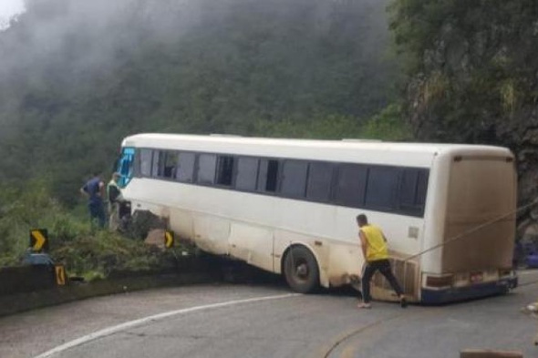 Ônibus fica pendurado após acidente na Serra do Rio do Rastro