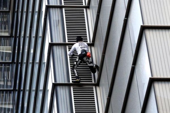 “Homem Aranha” francês escala prédio de 230 metros sem usar cordas