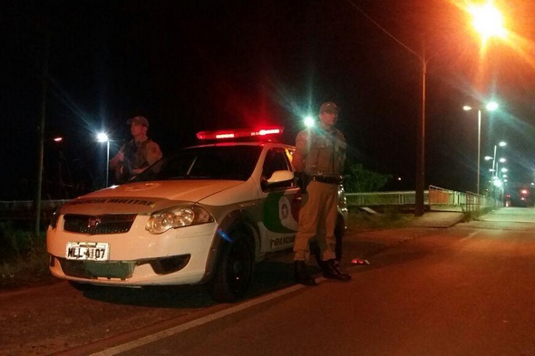 Assaltantes agridem vítimas com socos e coronhadas e roubam Corolla em Criciúma