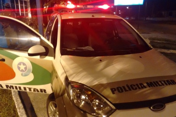 Assaltantes rendem mulher e roubam veículo no centro de Criciúma