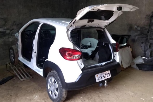 Polícia Militar prende bandidos desmontando carro roubado em Criciúma